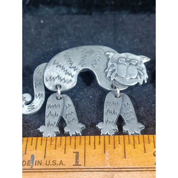 Sleepy tabby cat with Dangle legs Brooch Pin - Signed JJ - Picture 8 of 11